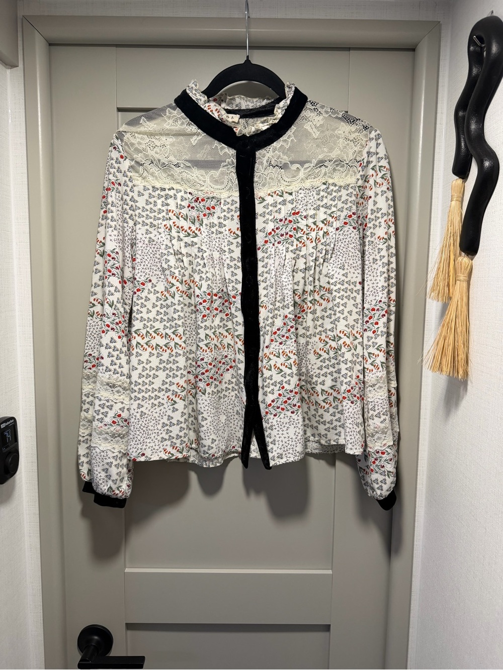 NWOT POL brLace Yoke Printed Button-Front Women's Blouse - White with Black Trim